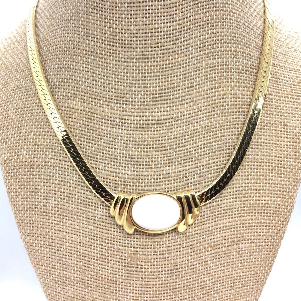 VINTAGE TRIFARI NECKLACE WHITE ACRYLIC CABOCHON GOLD TONE CHAIN MOBWIFE 80S 90S